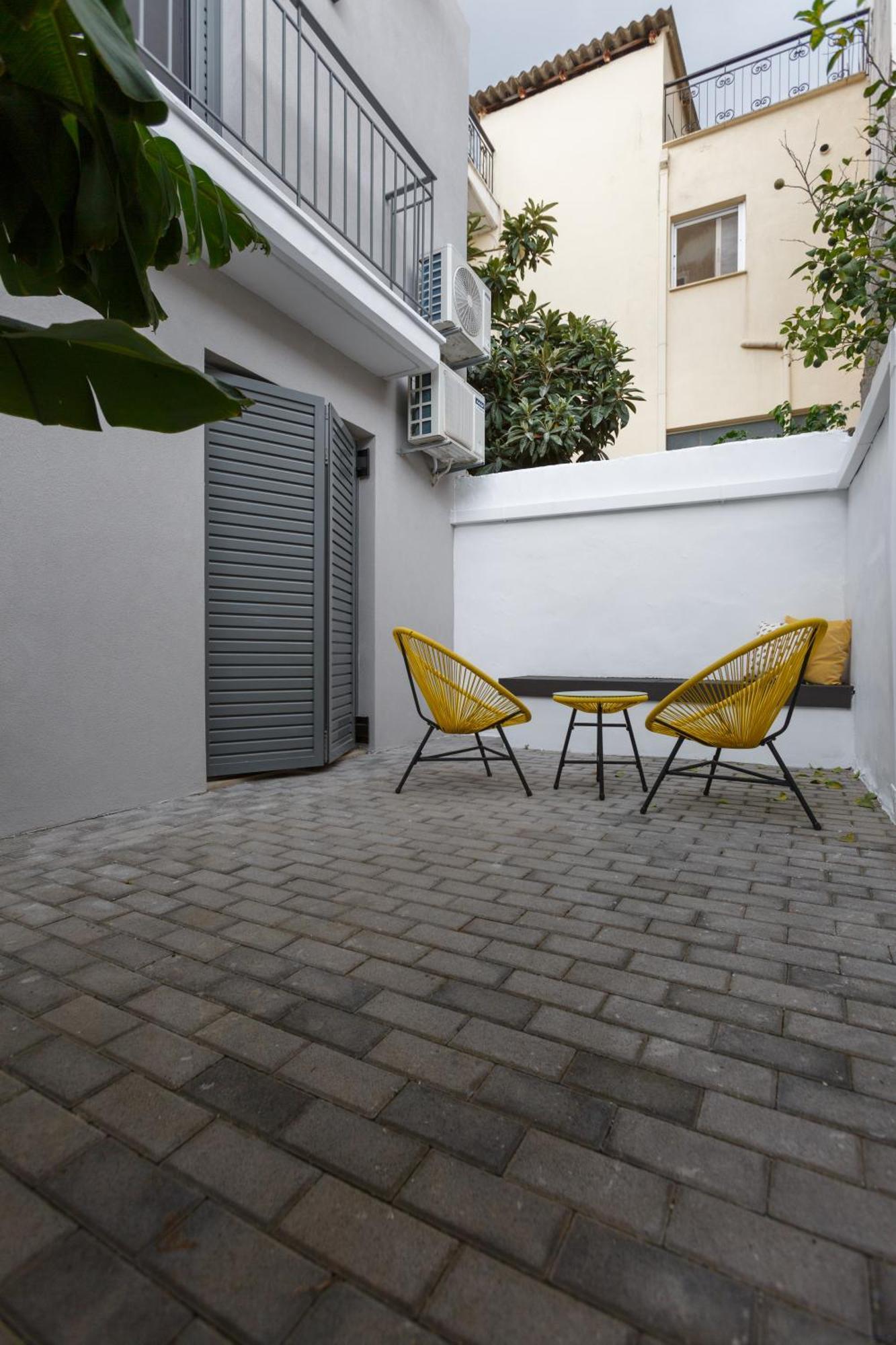 Groundfloor 2Br Apt With Smallyard Near The Heart Of Kalamáta Kültér fotó