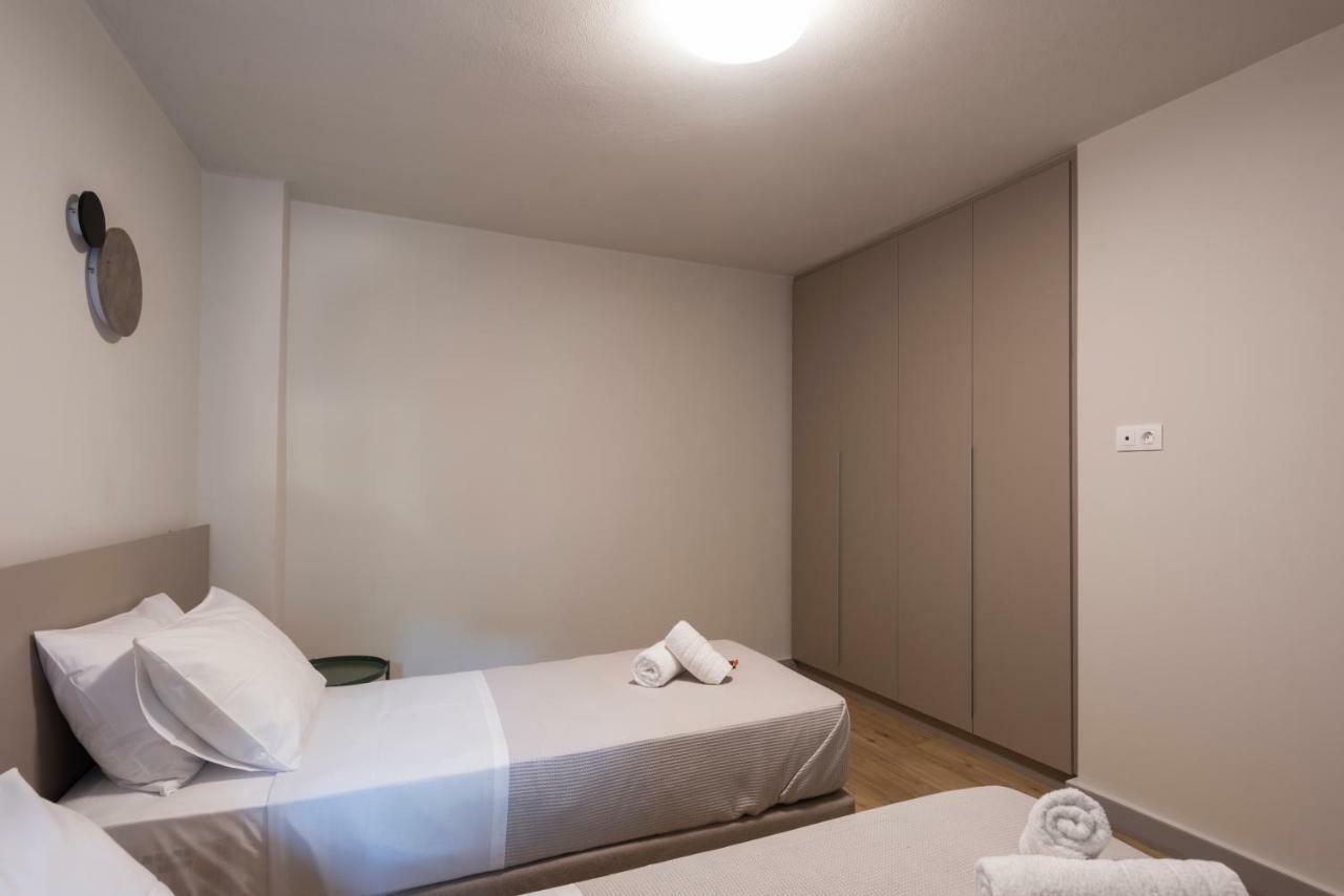 Groundfloor 2Br Apt With Smallyard Near The Heart Of Kalamáta Kültér fotó